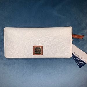 Dooney & Bourke Pebble Grain Slim wallet. White.